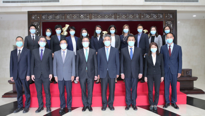 律政司司长林定国（前排左四）在北京与国家监察委员会副主任张福海（前排右四）会面。政府新闻处图片