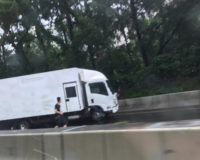 肇事貨車橫亘路中。圖：網民方保僑