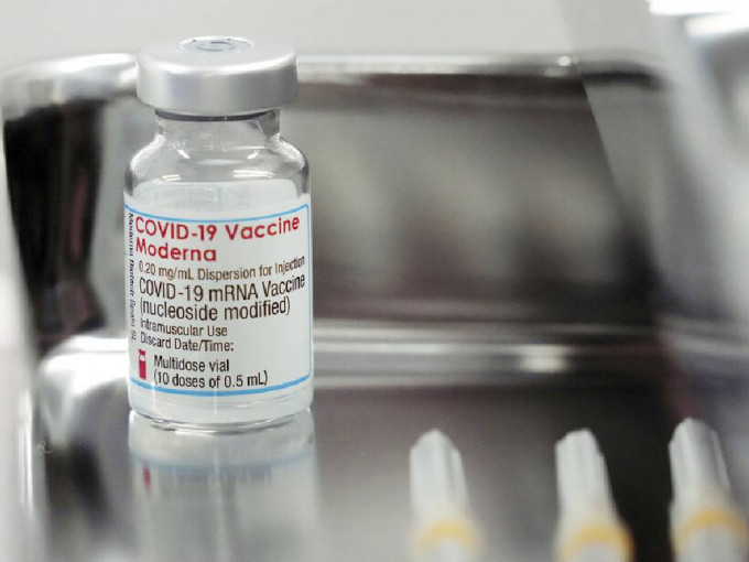 日本接連傳出莫德納疫苗混入異物。AP圖片