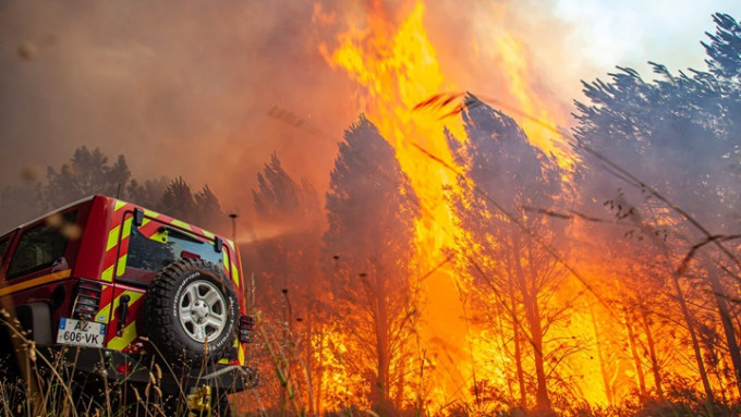 法国吉伦特省山火蔓延。AP图片