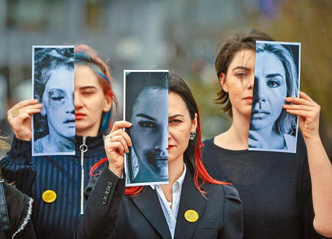 示威者二○二○年在匈牙利首都布達佩斯，展示家暴受害人照片抗議。