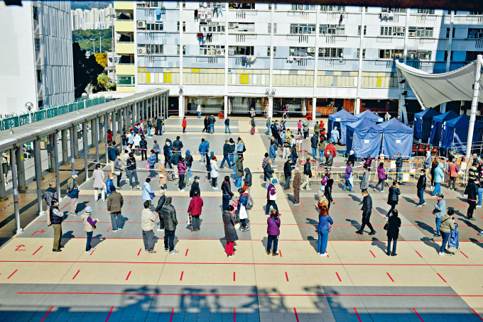 ■近期全港检测需求大增，其中坪石邨昨仍有大批市民轮候接受采样检测。