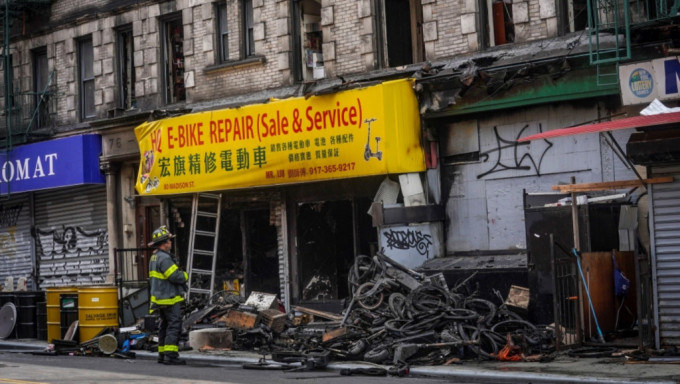 紐約市唐人街一間電動單車店發生火警。美聯社