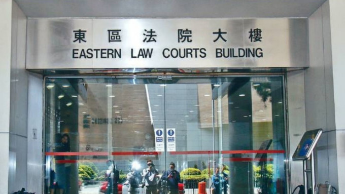 被告今日在东区裁判法院承认洗黑钱。