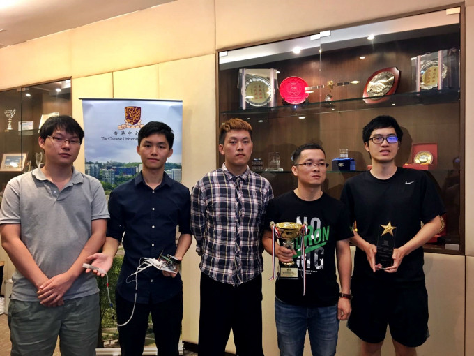 （左起）中大学生刘炎南、潘天乐、刘先生(测试者)、高飞及梁丰研
