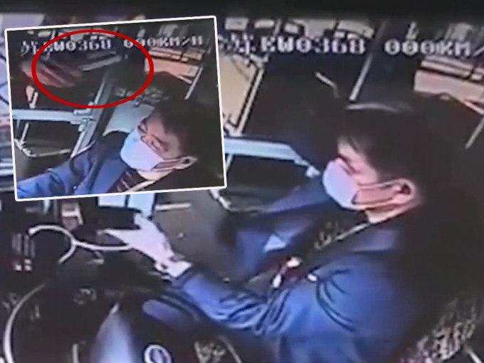 巴士司機煞車令乘客站不隱，被「爆樽」報復，疑犯竟是一名小學教師。