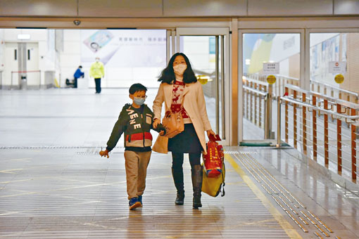 ■一名女子帶着小孩子，成為深圳灣口岸在檢疫令前最後由內地入境的人士。