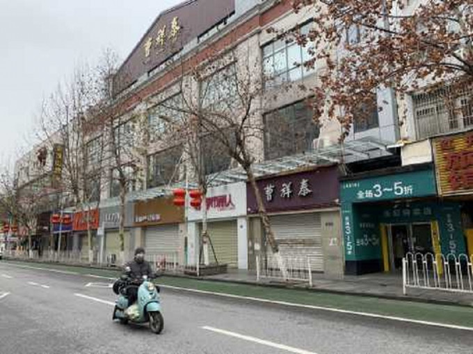 受疫情影響，湖北武漢街道商店至今未能營業。中新社