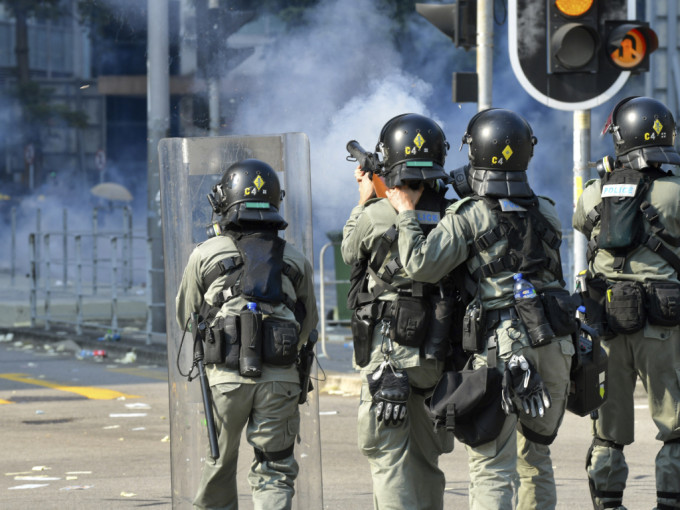 前年10月1日屯門鄉事會路爆發激烈衝突。資料圖片