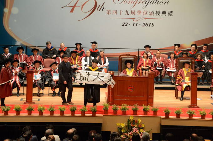 岭南大学昨日举行毕业礼时有学生在台上台下抗议。资料图片