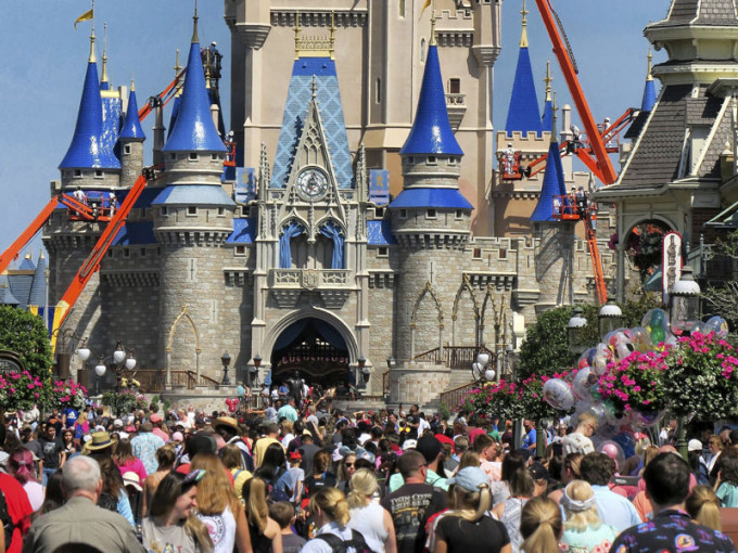 迪士尼继宣布将关闭南加州的乐园后，亦宣布关闭在美国佛罗里达州和法国巴黎的主题乐园。AP