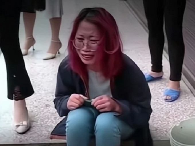湖南女子李霞日前遭遇家暴被趕出門，在街頭哭訴。影片截圖