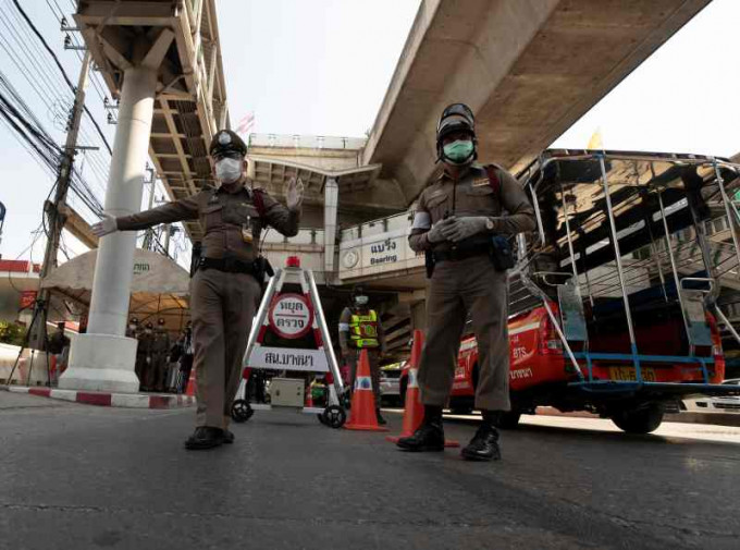 泰国在连接各府的主要道路上设置检查站。AP