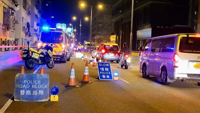 警方一連數日在西九龍區內進行執法行動，設置多個路障查車。