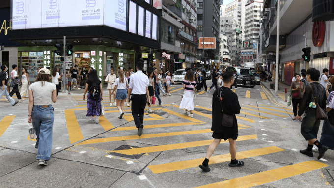 尖沙咀開放對角行人過路處  市民：打斜行容易相撞 驚啲人亂咁過