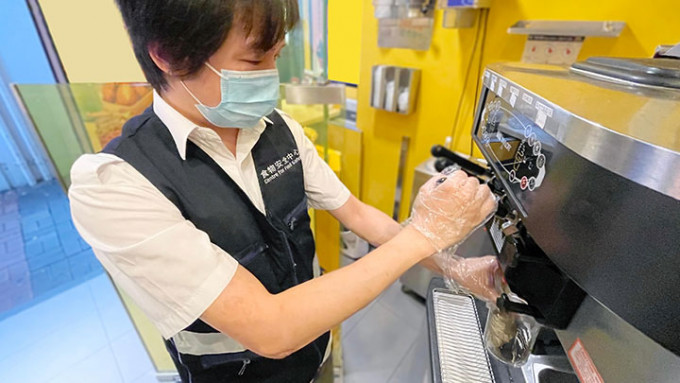 食安中心人員抽取冰凍甜點樣本作檢測。政府新聞處圖片