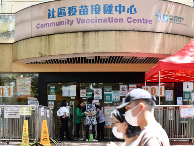 本港单日新增5.7万人接种新冠疫苗。