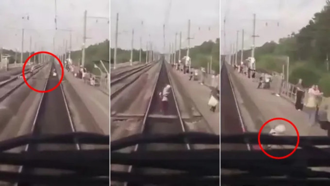 俄罗斯84岁婆婆穿越路轨与火车斗快，却永远到不了月台。