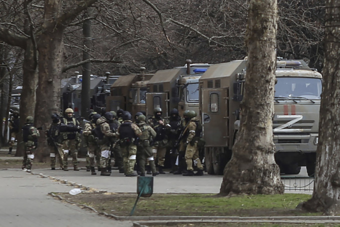 俄军自赫尔松市撤离，乌方存疑认为可能是虚假消息。AP