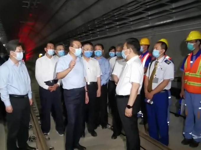 李克强视察郑州地铁受灾现场。