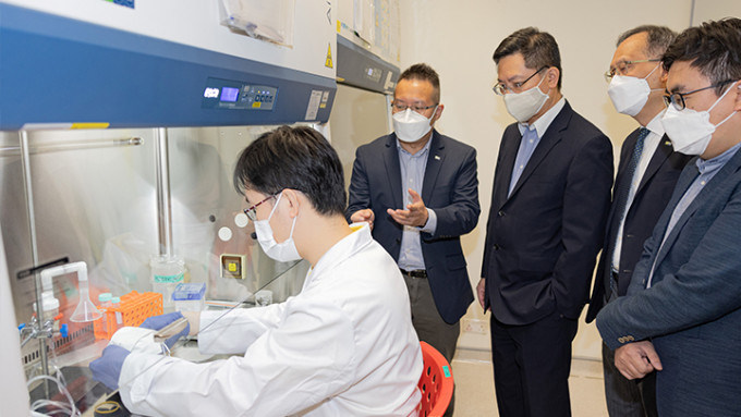 薛永恒到访香港都会大学，了解大学的最新研究发展。