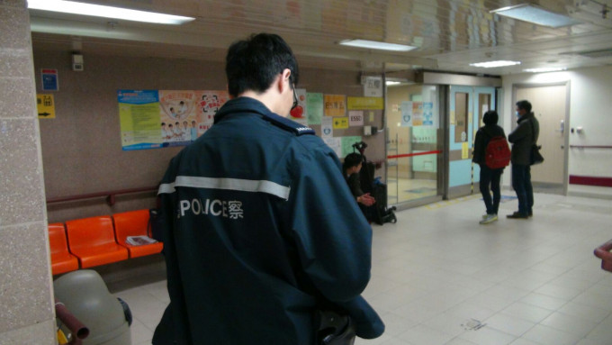 警員在廣華醫院深切治療部看守。 林思明攝