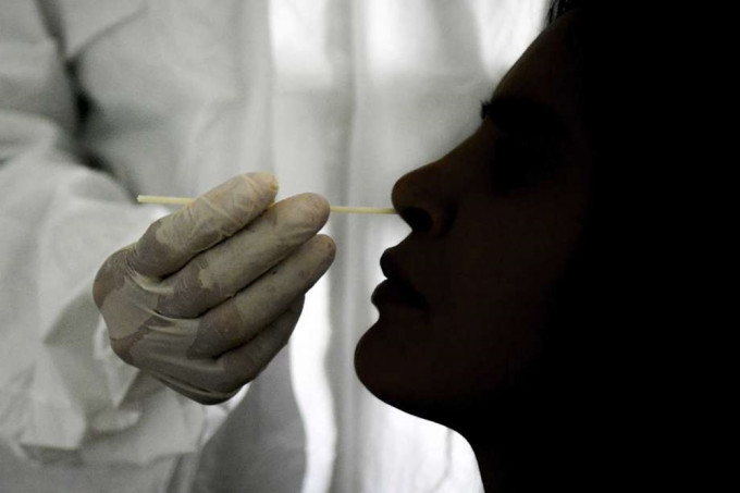 女子接受鼻咽拭子后流出脑液。AP资料图片