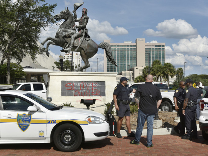 美國反種族歧視示威者企圖拉倒前總統傑克森銅像。AP圖