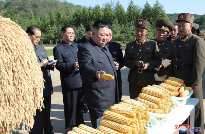 金正恩時隔27天再次公開露面，視察部隊農場， 稱解決吃飯問題要有決定性轉變。(網圖)