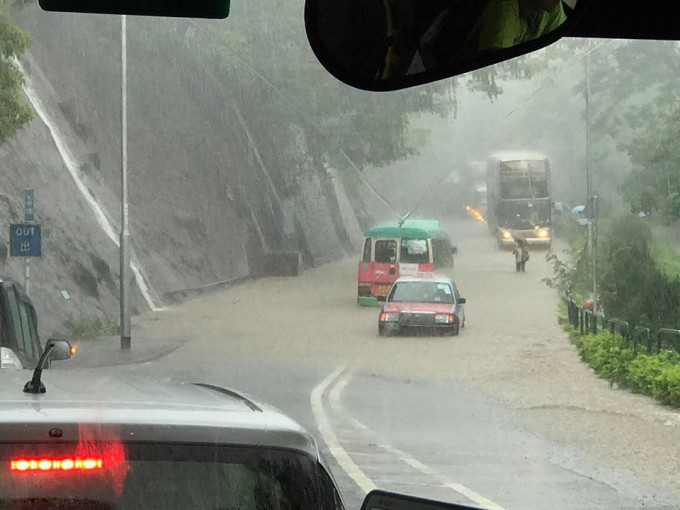 大埔公路大雨下出現水浸。Raymond WK Cheung圖片
