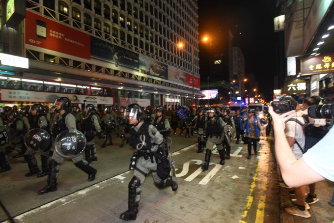 防暴警察晚上驅散彌敦道示威者