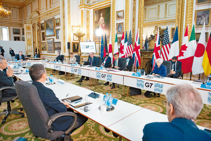 ■G7财长会议上月初在伦敦举行，同意设立全球最低企业税率。前排中为英国财相辛伟诚，右一为美国财长耶伦。