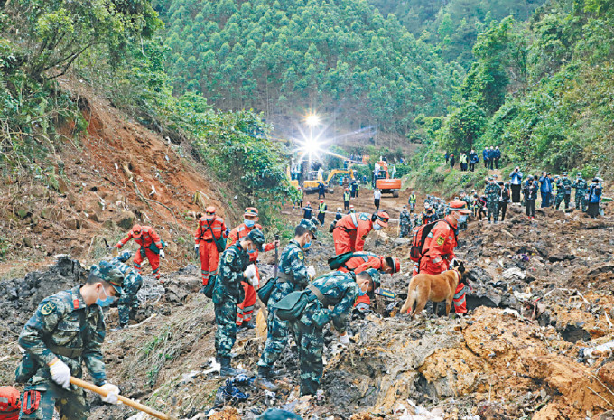 ■多名搜救人員在墜機現場工作。  資料圖片