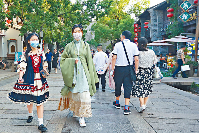 中秋假期，遊客在江蘇南京遊玩。