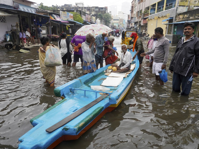 印度南部連日暴雨，泰米爾邦首府清萊多水浸。AP圖