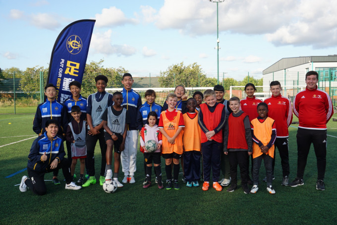 青少年领袖在「Street Reds Football Tournament」证明自己，也跟英国义工及参与的小朋友同享足球乐趣。相片由公关提供