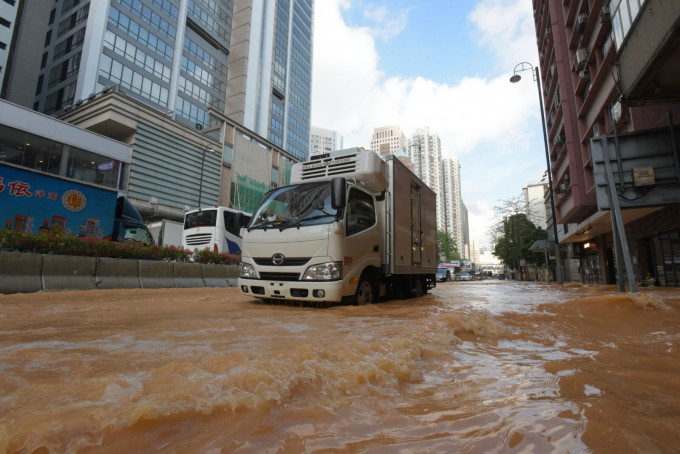 青山公路荃灣段下午有水管爆裂，大量黃泥水湧出。黃文威攝