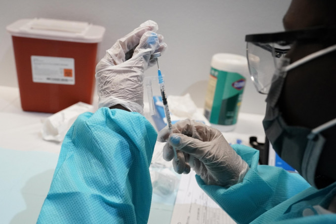 以色列率先放寬讓12歲以上兒童接種新冠疫苗加強劑。AP圖片