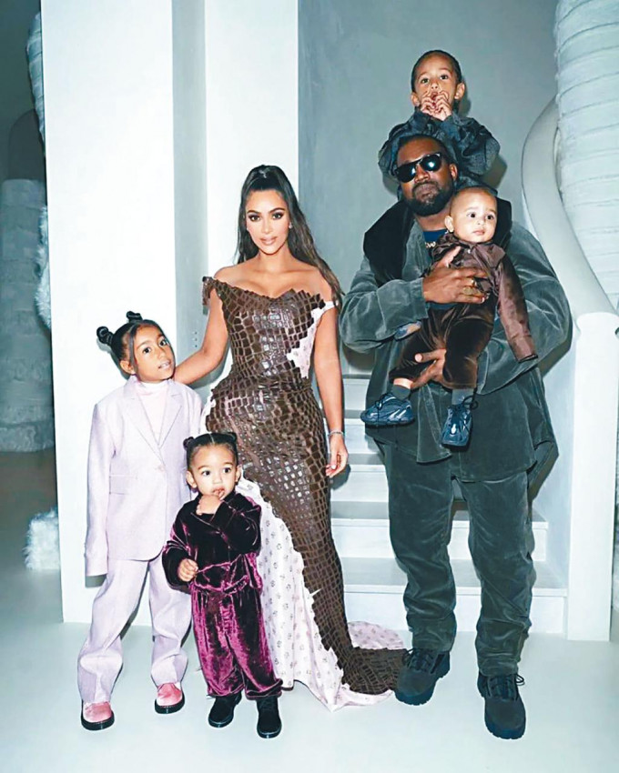 Kim与Kanye育有4名子女，Kim前日终获胜诉，正式回复单身。