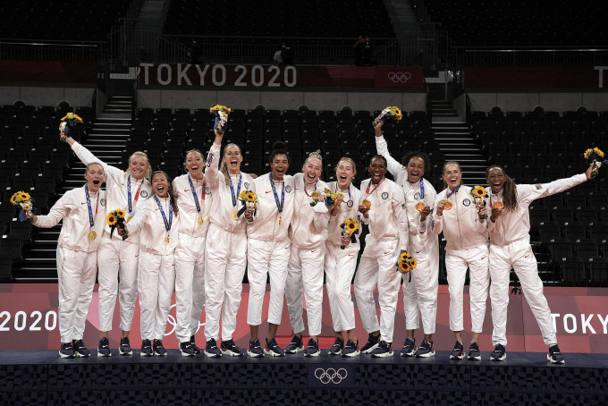 美国（红衫）取得在女排项目历来首面奥运金牌。AP