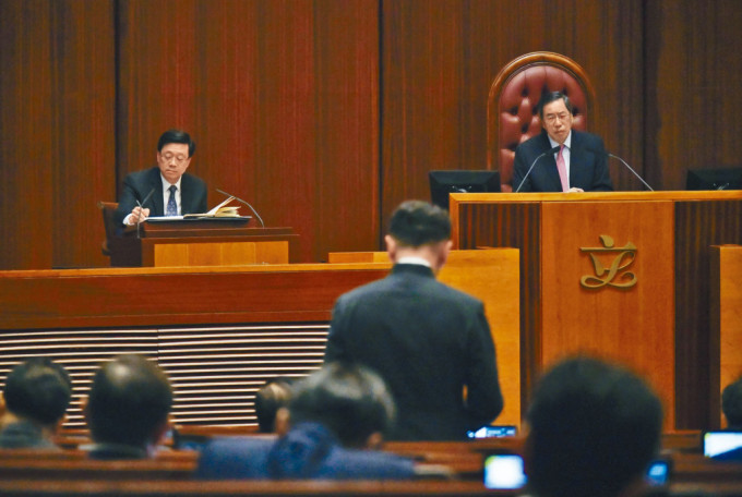 首次立法会行政长官互动交流答问会昨日举行，李家超全程坐着与议员交流。