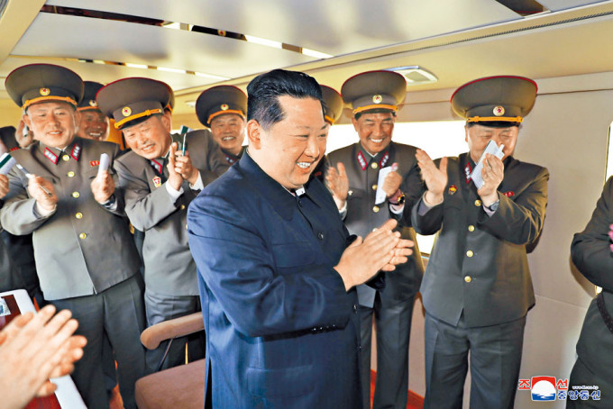 北韓發照片，顯示金正恩上周六視察試射新武器。