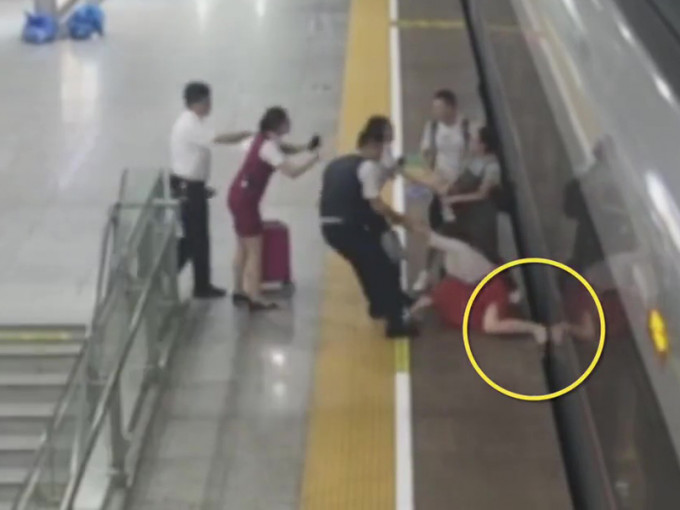 女子將腳插入月台和列車之間的空隙，企圖延止列車開出，被工作人員拉走。（網圖）