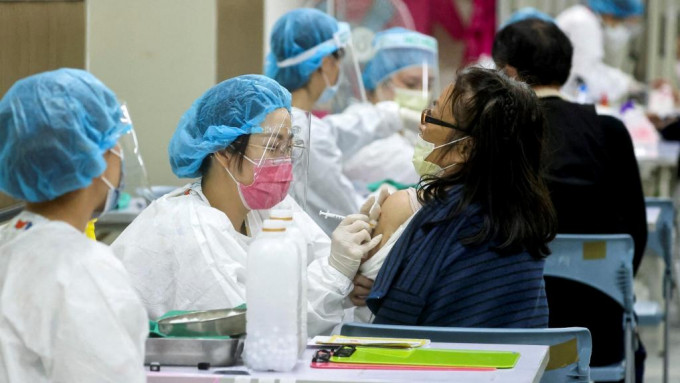台湾目前超过七成人已接种2剂新冠疫苗。REUTERS
