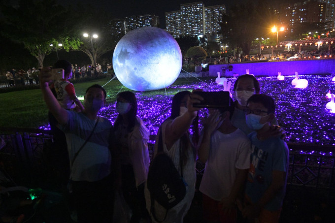 有市民一家大細前往沙田公園欣賞花燈。