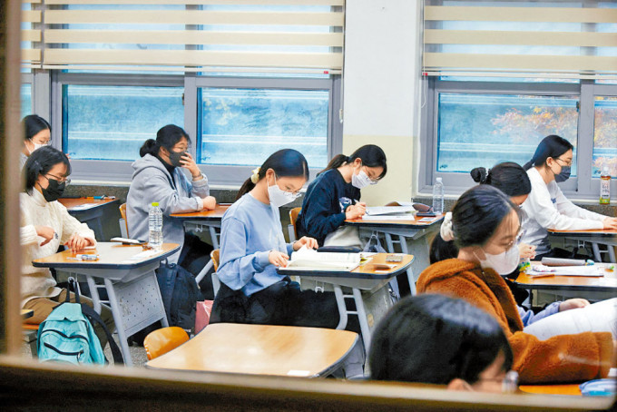 南韩学生去年11月在首尔参加大学入学试。