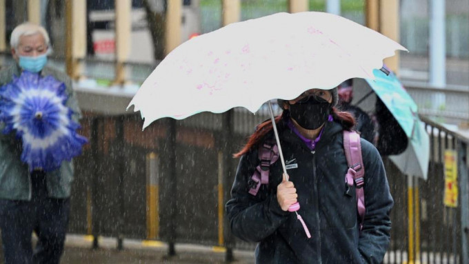 冷空气携风裹雨影响广东，最低气温仅8.4℃。