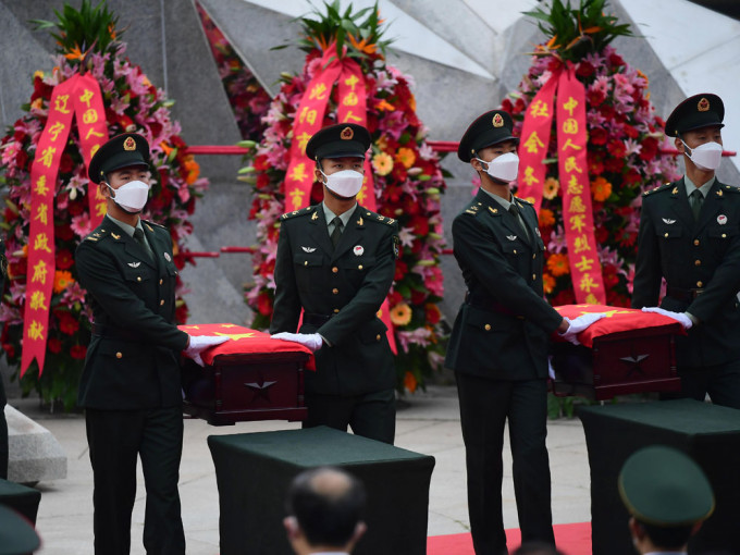 第八批在韩志愿军烈士遗骸安葬仪式在渖阳举行。新华社图片