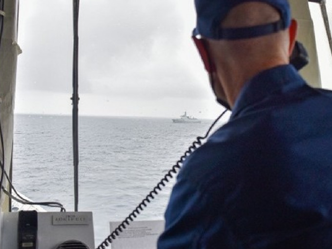 巴索夫號艦長布朗（Tim Brown）以無線電與一艘解放軍海軍艦艇對話。（網上圖片）