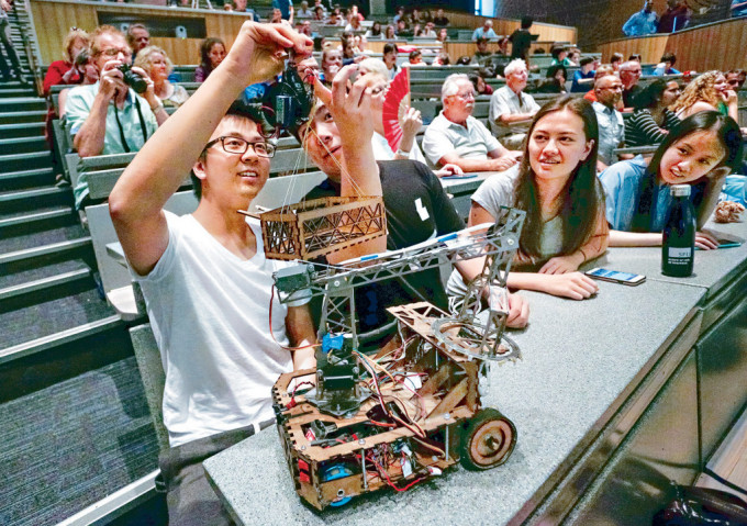工程物理学生在温哥华卑诗大学参加机械人比赛。